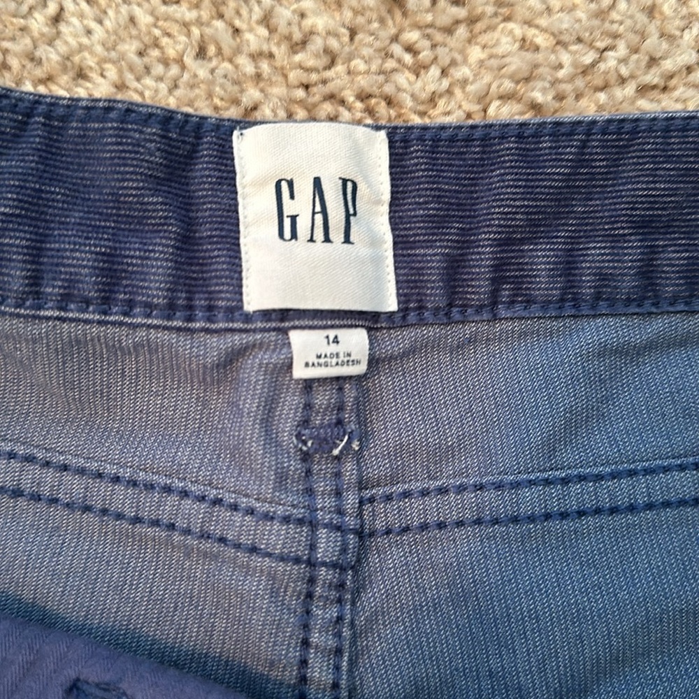 GAP Shorts - Picture 2 of 5